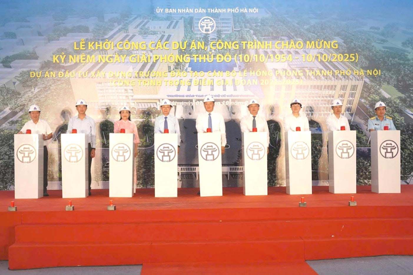 Vice Chairman of Hanoi People's Committee Nguyen Manh Quyen and delegates performed the groundbreaking ceremony of the project. Photo: Huu Tiep