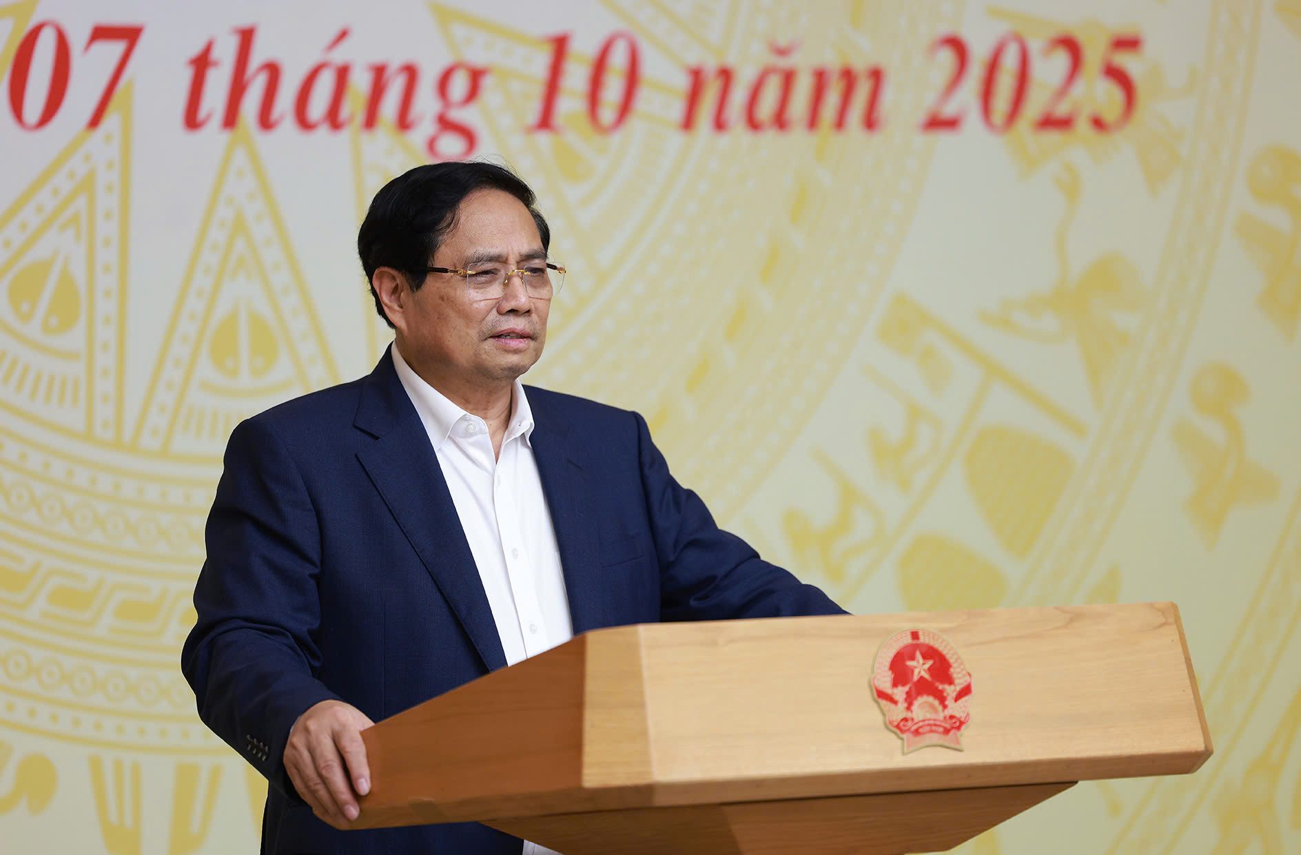 El miembro del Buro Politico y Primer Ministro Pham Minh Chinh solicito que se resuelvan por completo los 4 problemas existentes y deficiencias para poner fin a la pesca ilegal no informada y no de acuerdo con las regulaciones (UUD). Foto: Nhat Bac