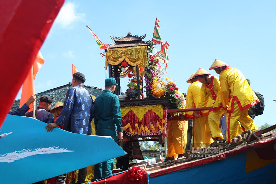 Le ruoc Nghinh Ong xuat phat tu Lang Ong Thuy Tuong, di chuyen qua ben do Co khi, ben do Tac xuat roi ra khoi lam le.