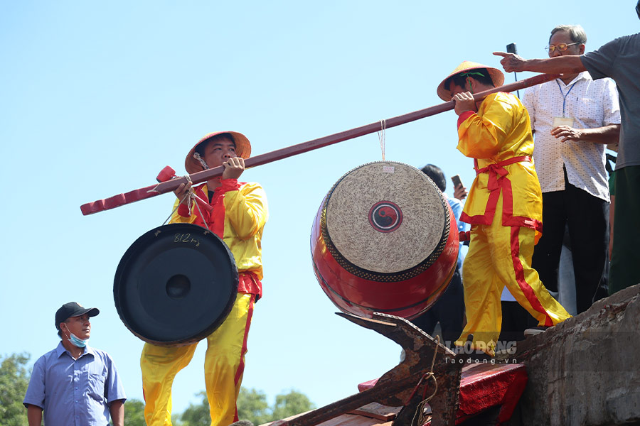 Doan le di chuyen xuong ghe chinh, truoc khi bat dau Le ruoc Nghinh Ong.
