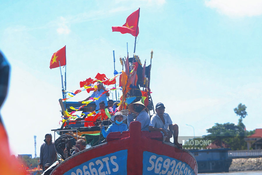 Moi chiec ghe deu rop co ruc ro, dai dien cho hinh anh va mong muon vuon khoi, khai thac thuy hai san gan bo voi doi song ngu dan bao doi nay.