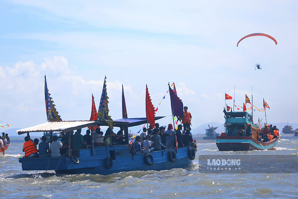 Hoa cung dong nguoi tap nap, ong Tran Dinh Ngoan (TPHCM) cho hay day la lan dau tien duoc trai nghiem khong khi le hoi tren bien. “Toi cam thay vui va thich thu khi chung kien doan thuyen ruc ro co hoa, tieng trong lan vang ron va canh ba con dua le vat xuong ghe de ra khoi ruoc Nghinh Ong” – ong Ngoan hao hung chia se.