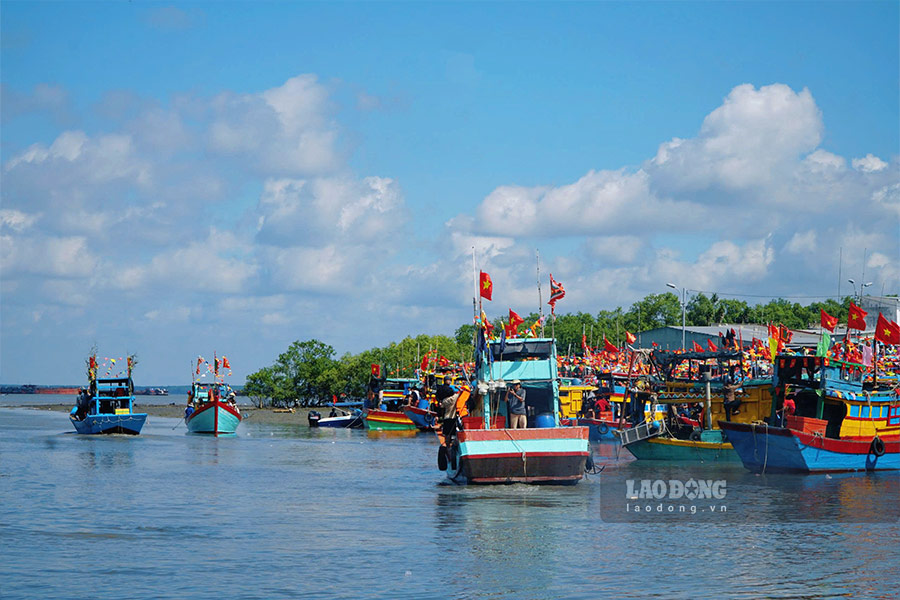 Voi ngu dan Phan Thanh Hiep - chu mot trong nhung ghe tham gia doan ruoc, nghi le ruoc Nghinh Ong la phong tuc thieng lieng gan bo voi nghe bien bao doi. “Du ban ron hay o dau, moi nam ba con van tro ve tham du le ruoc de to long biet on Thuy Tuong Nam Hai, cau mong di bien an toan, ghe ve day ap tom ca. Tu khi theo cha ra khoi nam 15 tuoi den nay da hon 60 nam gan bo voi bien, voi toi, le hoi la dip de con chau tiep noi truyen thong, giu gin net van hoa dac trung cua ngu dan Can Gio” – ong Hiep cho biet