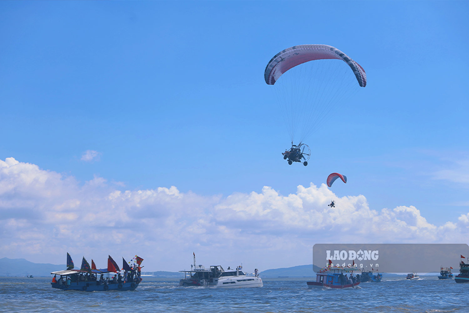 Cung thoi diem doan ghe ruoc Nghinh Ong, hoat dong du luon cung khien nguoi dan va du khach thich thu.