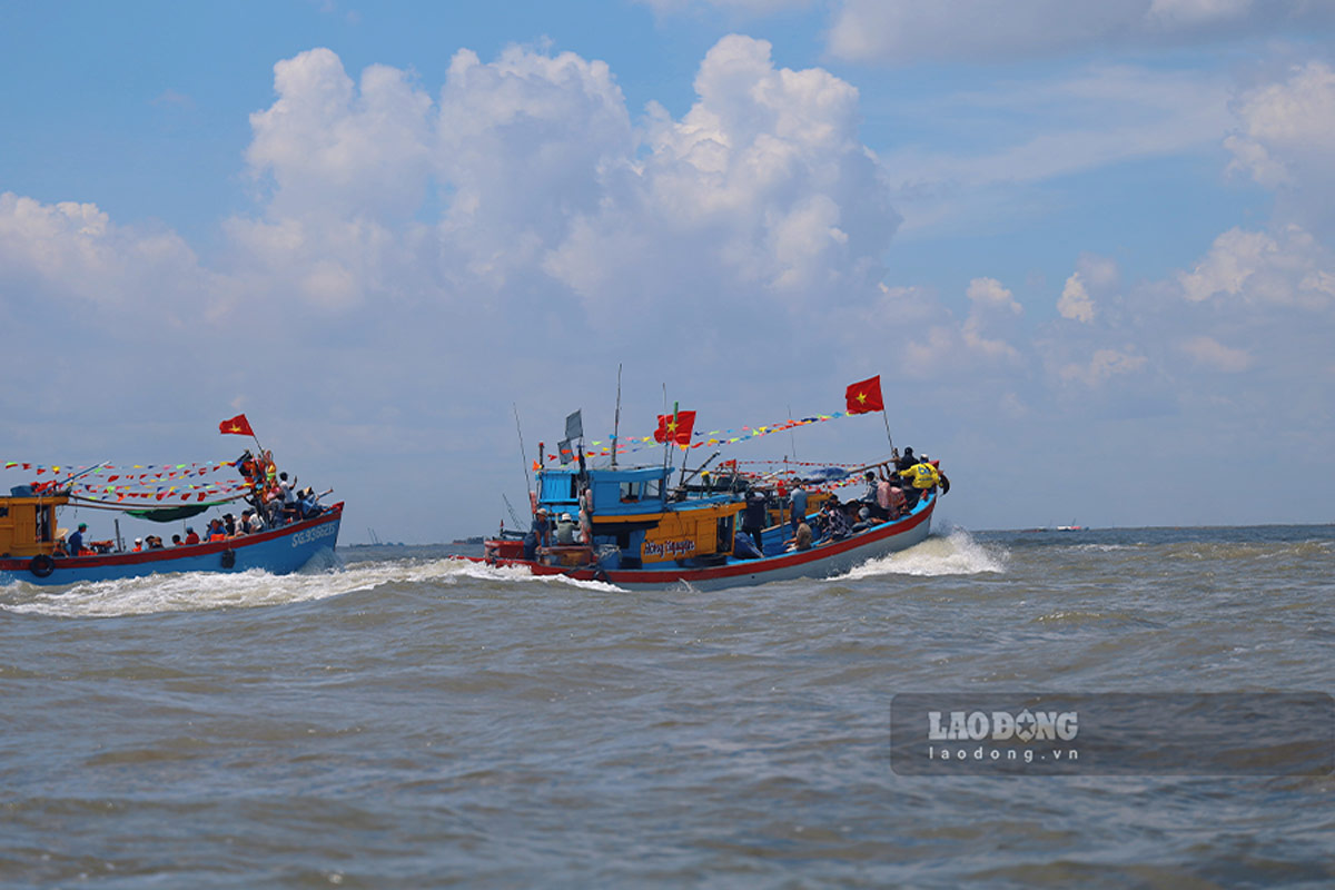 Nhung doan ghe ruoc Nghinh Ong re song, cho theo nhung uoc vong, mong mua thuan gio hoa, mua mang boi thu cua nguoi dan mien bien.