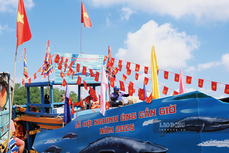 Ngay 7.10, trong khong khi trang nghiem va ron rang cua Le hoi Nghinh Ong Can Gio 2025, doan ghe cua ngu dan noi duoi ra khoi, mang theo uoc vong mua thuan gio hoa va mot mua bien binh an.