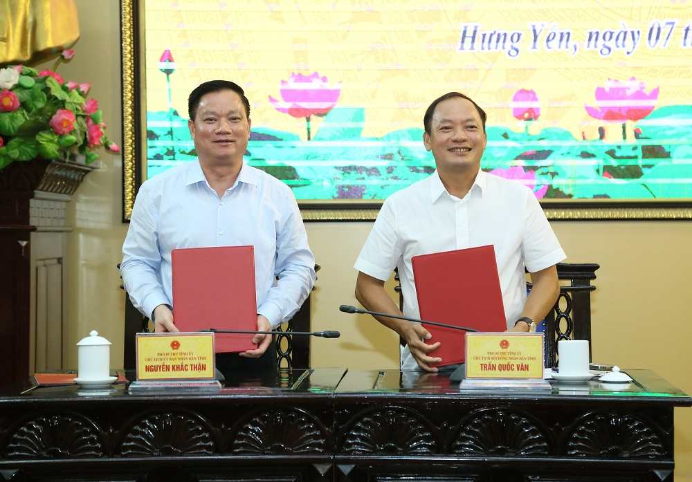 인민의회 및 성 인민위원회 지도자들이 협력 규정을 체결했습니다. 사진: 흥옌성 전자 정보 포털