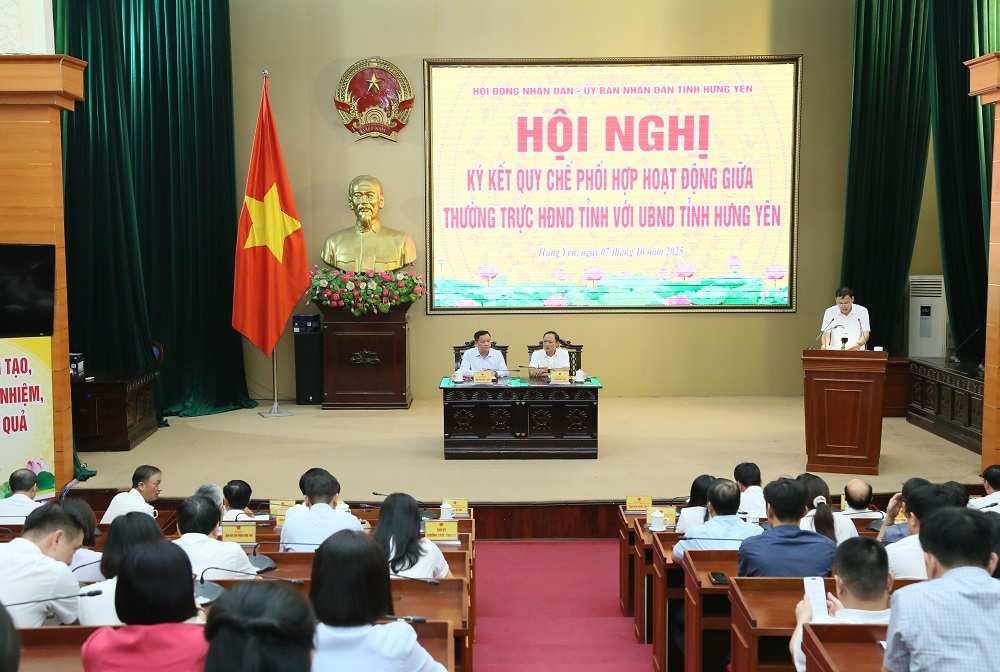 Toan canh hoi nghi ky ket Quy che phoi hop giua Thuong truc HDND va UBND tinh.