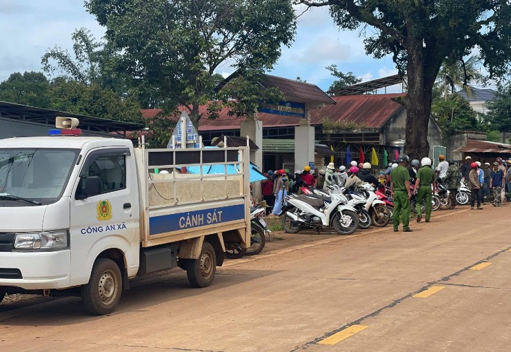Ea Drong 면 공안(Dak Lak 성)이 학교 정문 앞에서 교통 흐름을 분산시키고 있습니다. 사진: 공안 제공