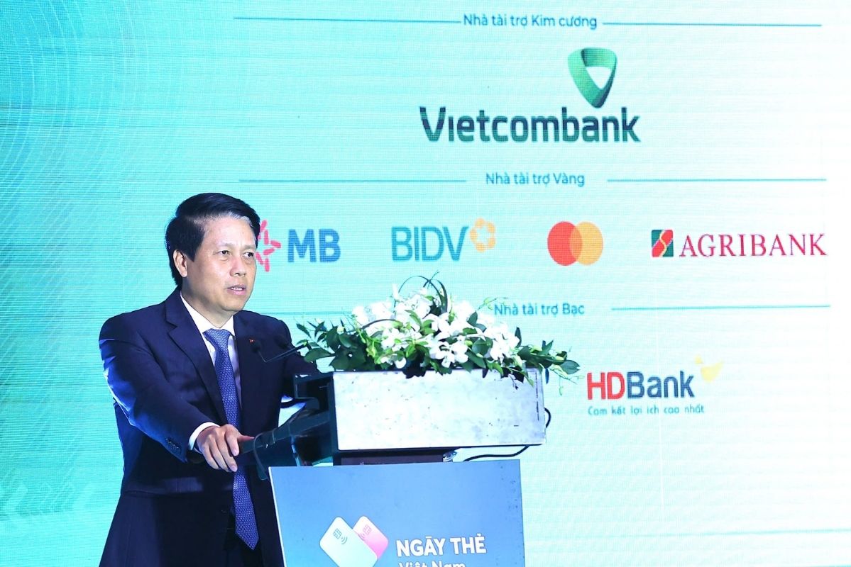 Pho Thong doc Ngan hang Nha nuoc cho rang can ung dung ngay so hoa vao giao thong cong cong. Anh: BTC