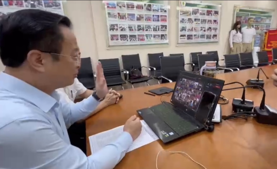 Lanh dao So GDDT Ha Noi du gio hoc truc tuyen cua Truong THPT Phan Huy Chu - Dong Da. Anh: So GDDT