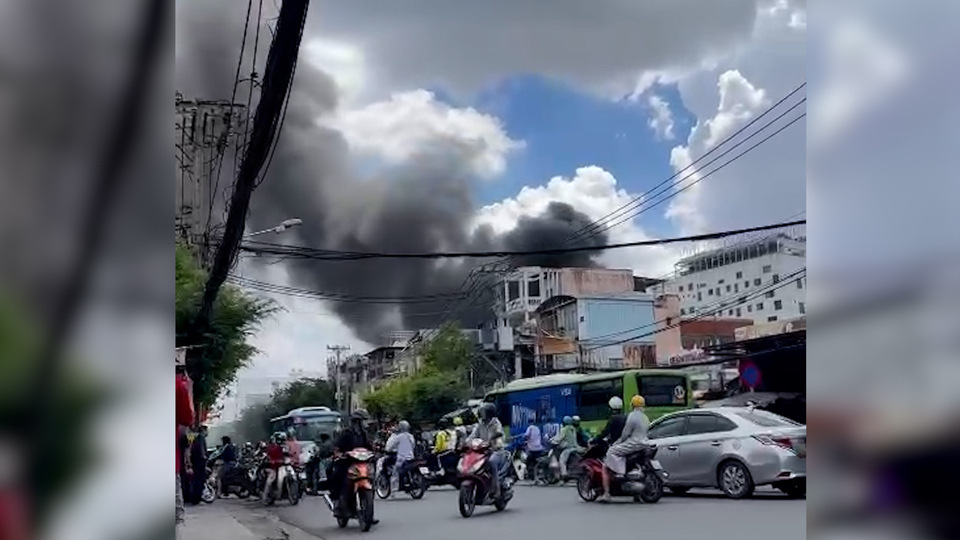 warehouse fire in Ho Chi Minh City, black smoke column covers the entire area
