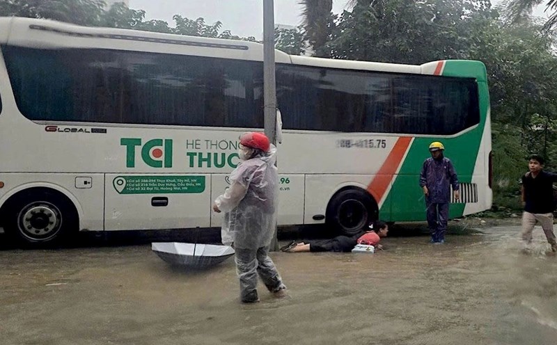 The woman fell near a light pole, suspected to have been electrocuted. Photo: CACC