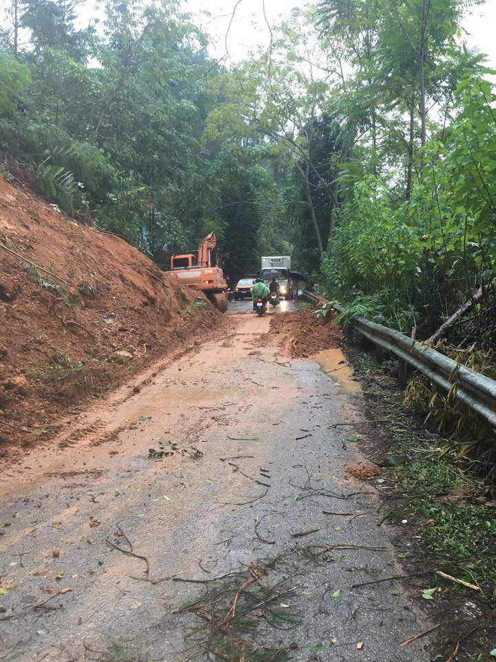 Doan duong di tu thac Ban Gioc sang Bang Cao sang 7.10 bi sat lo va da duoc thong xe kip thoi. Anh: Tuan Nguyen
