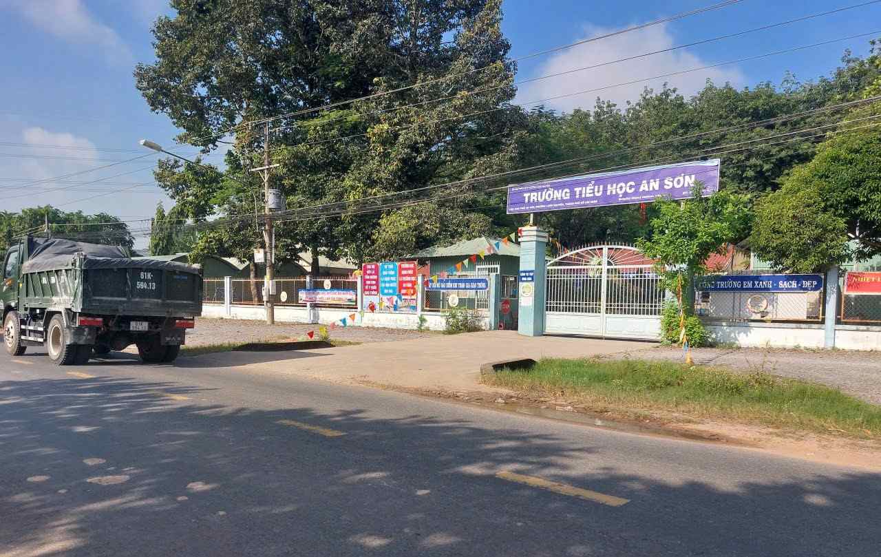 Truong Tieu hoc An Son nam ngay mat tien duong tinh. Anh: Duong Binh