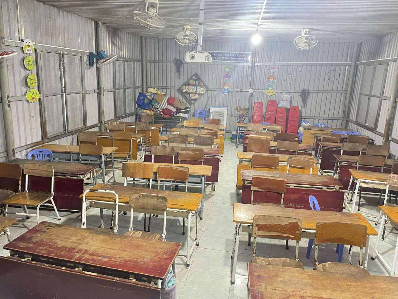 Ban ghe ben trong lop hoc quay ton da cu, co cai hu hong. Anh: Duong Binh