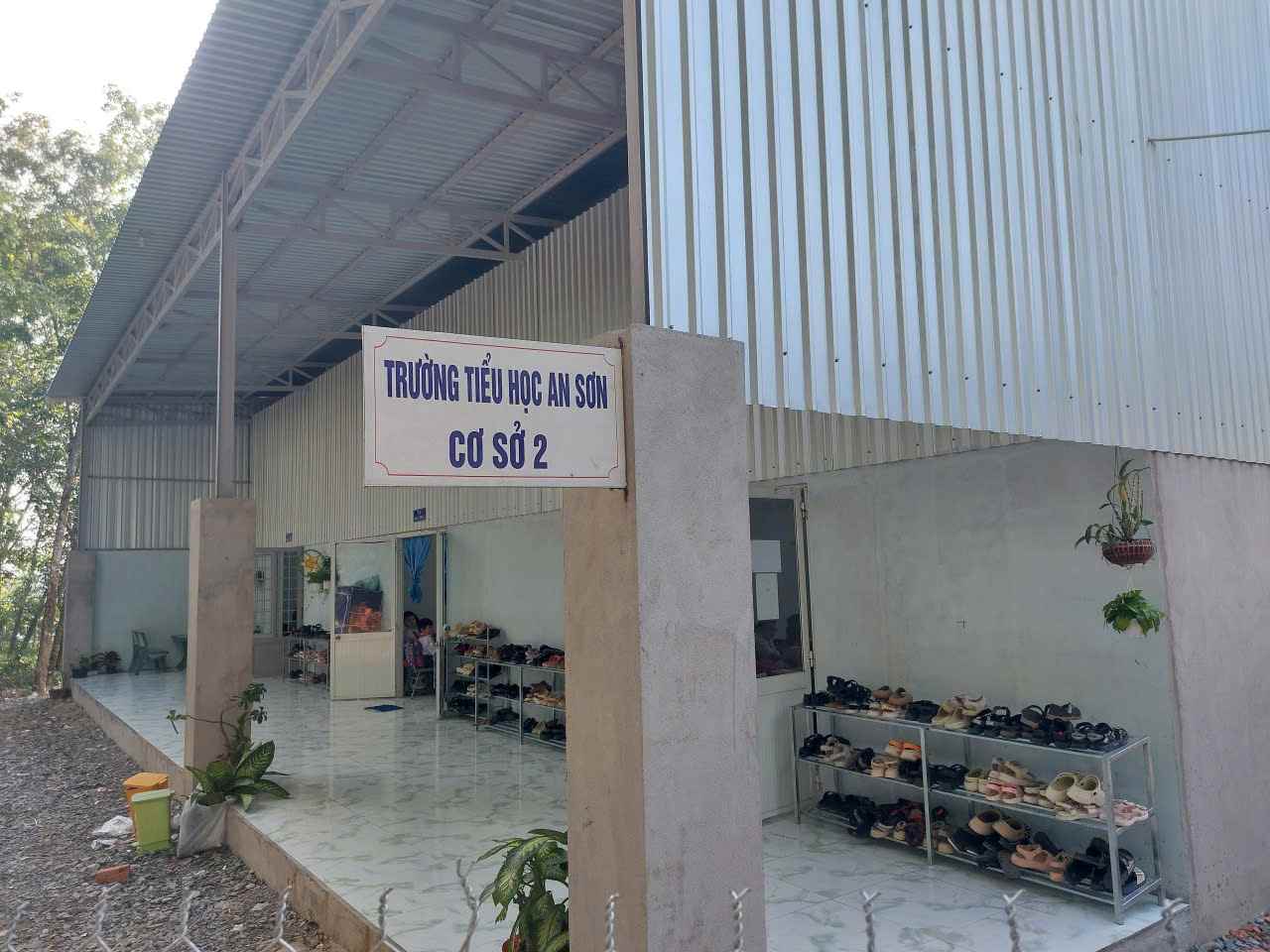 Co so 2 cua Truong Tieu hoc An Son co 3 phong quay ton. Anh: Duong Binh