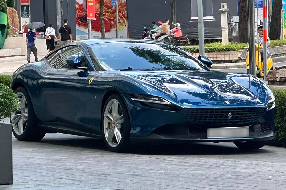 The blue Ferrari Roma of a businessman in Ho Chi Minh City, a luxurious and rare 4-seat supercar on the market today. Photo: Phong Diep