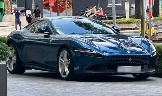 Chiếc Ferrari Roma màu xanh dương của doanh nhân TPHCM, mẫu siêu xe 4 chỗ ngồi sang trọng và hiếm hoi trên thị trường hiện nay. Ảnh: Phong Diệp