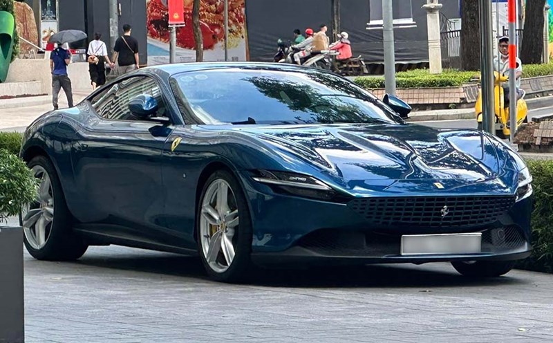 The blue Ferrari Roma of a businessman in Ho Chi Minh City, a luxurious and rare 4-seat supercar on the market today. Photo: Phong Diep