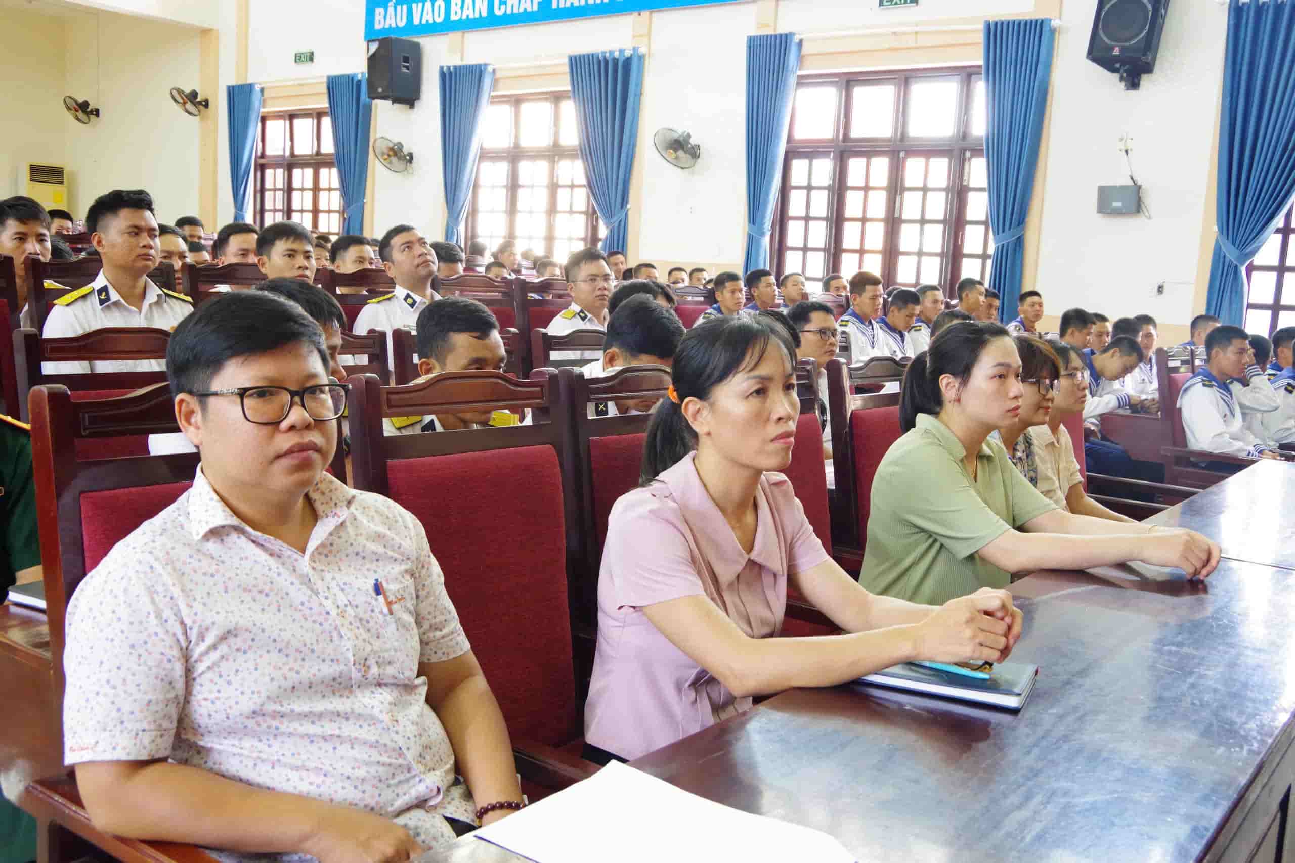The meeting with voters was attended by 250 voters of Truong Sa Special Zone. Photo: Ngoc Anh