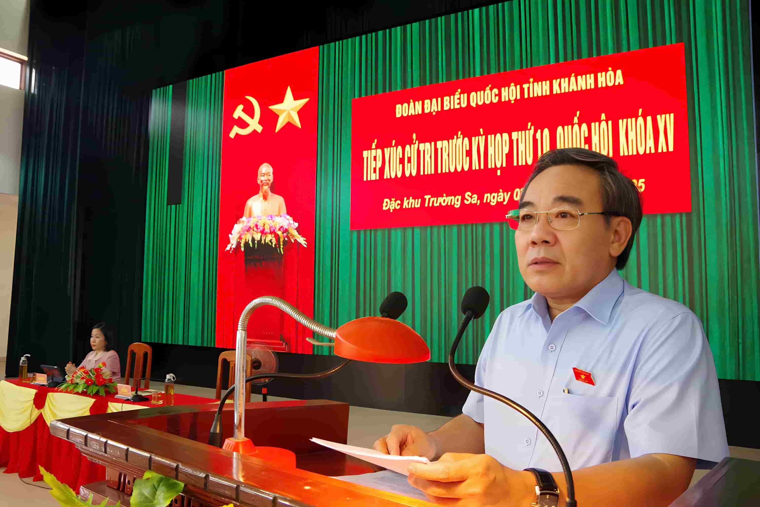 Doan Dai bieu Quoc hoi tinh Khanh Hoa tiep xuc cu tri Dac khu Truong Sa 