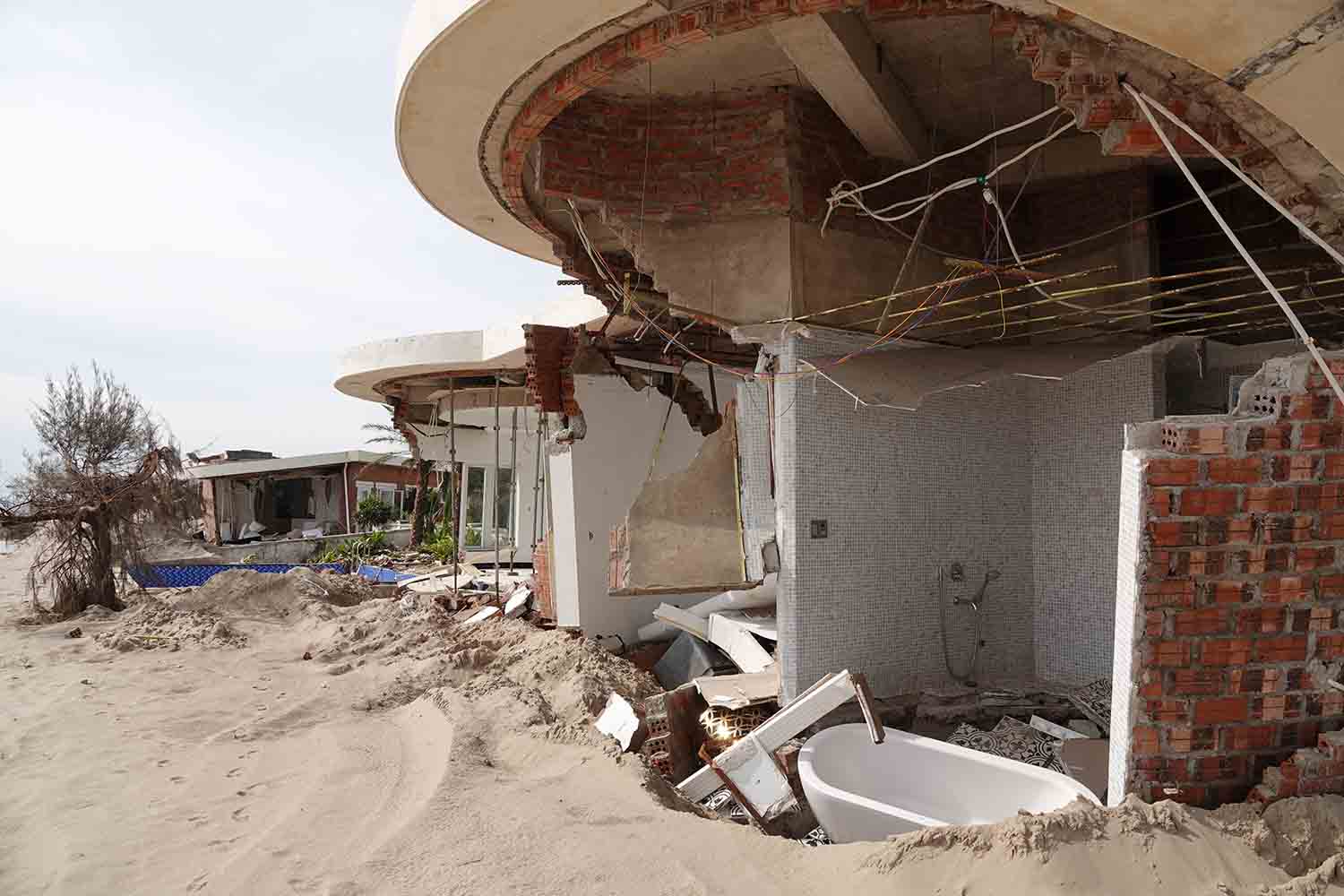 The villas at Hoa Tien Xuan Thanh Resort with a sea view were devastated by storm No. 10. Photo: Tran Tuan.