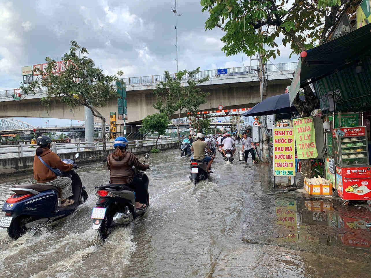 Anh huong tu trieu cuong khien nhieu ho kinh doanh doc tuyen duong gap nhieu bat tien. Anh: Thai Bao