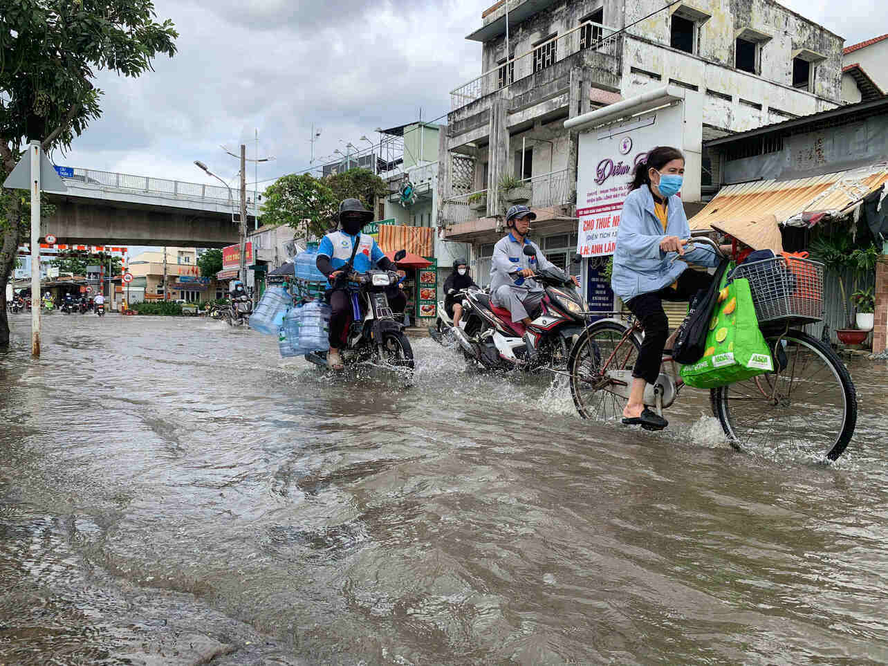 Nhieu nam nay, cu vao mua trieu cuong, duong Tran Xuan Soan lai bi ngap cuc bo, anh huong den doi song cua nguoi dan tai khu vuc. Anh: Thai Bao