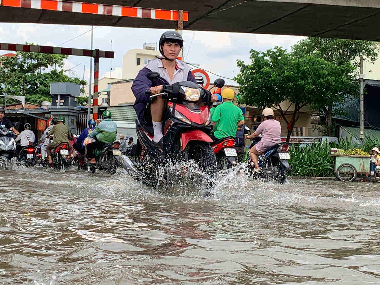 Tu khoang 16h30, nuoc tu kenh Te theo mieng cong tran vao duong. Anh: Thai Bao