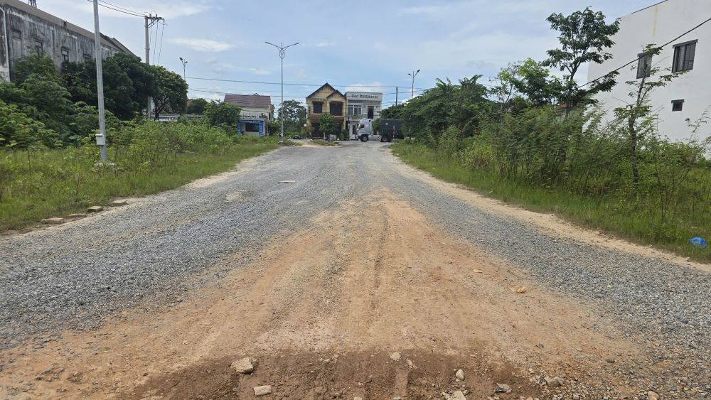 Chưa biết bao giờ, 50m đầu tuyến của tuyến đường dẫn về Nhà lưu niệm cố Tổng Bí thư Lê Duẩn được thi công, đấu nối với Quốc lộ 1. Ảnh: Hưng Thơ