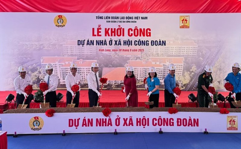 The groundbreaking ceremony of the Trade Union Social Housing Project in Giao Long Commune, Vinh Long. Photo: Hoang Loc