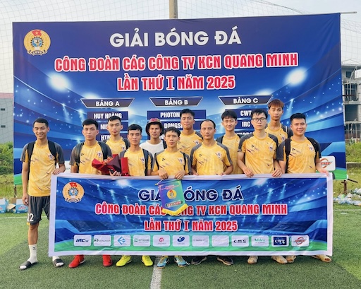 2025년 제1회 축구 대회는 꽝밍 산업단지 회사 노동조합이 주최합니다. 사진: CDHN