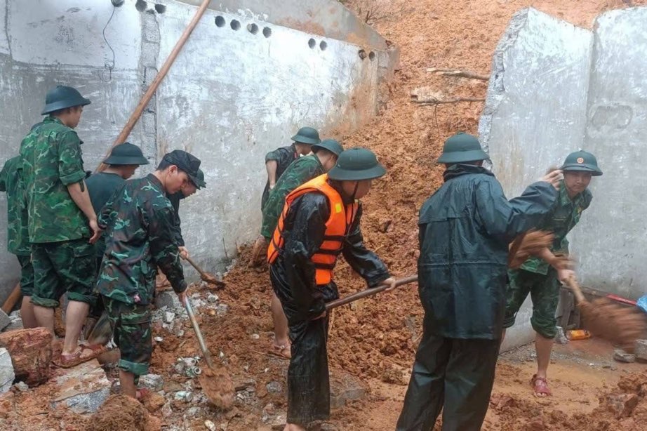 Hien truong vu sat lo khien mot nguoi tu vong. Anh: Don bien phong Cua khau Soc Giang.