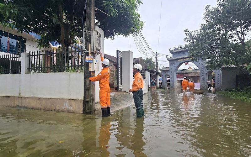 Ha Noi tam thoi ngung cap dien cho 13.943 khach hang do ngap ung. Anh: Anh Tuan