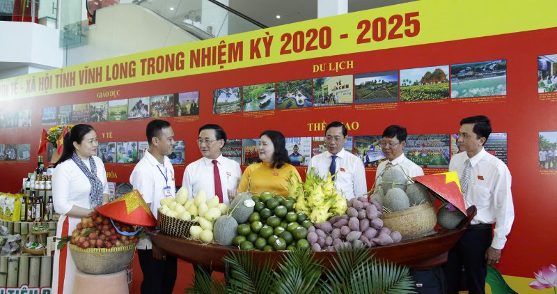 Triển lãm thành tựu kinh tế - xã hội và trưng bày sản phẩm nông nghiệp tiêu biểu chào mừng Đại hội Đảng bộ tỉnh Vĩnh Long lần thứ I, nhiệm kỳ 2025 - 2030. Ảnh: Hoàng Lộc