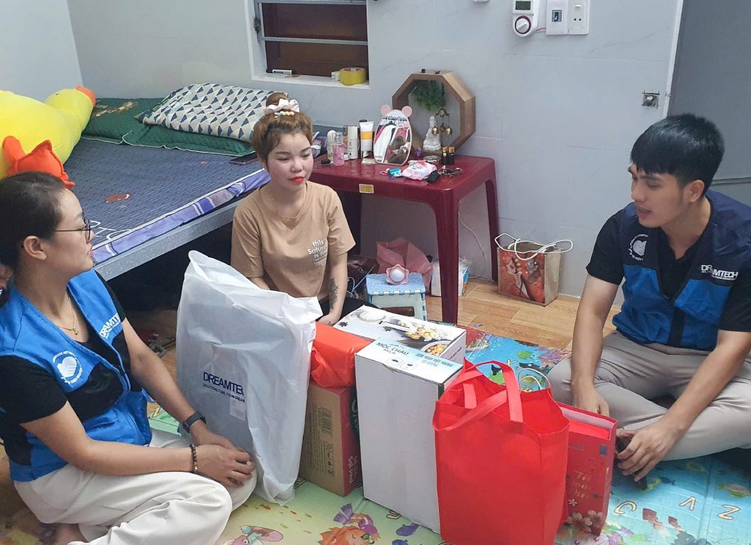 노동조합 집행위원회와 회사 자선팀이 하숙집에서 조합원 및 노동자 가족을 방문하고 있습니다. 사진: 노동조합 지부