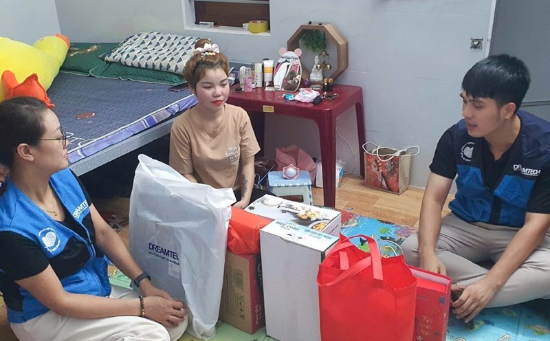 The Executive Committee of the Trade Union and the Company's Volunteer Team visited the families of union members and workers at the rented room. Photo: Trade Union