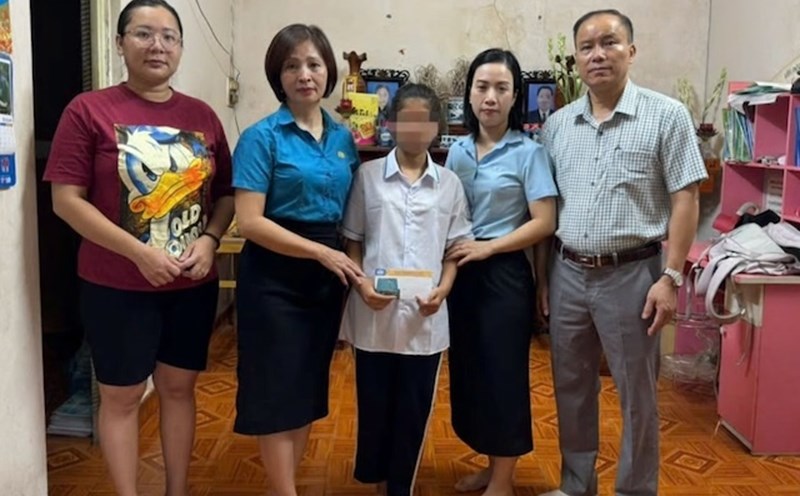 Environmental Company gave support money to Nguyen Thi Thanh Thao (in white shirt). Photo: Le Van Thuan