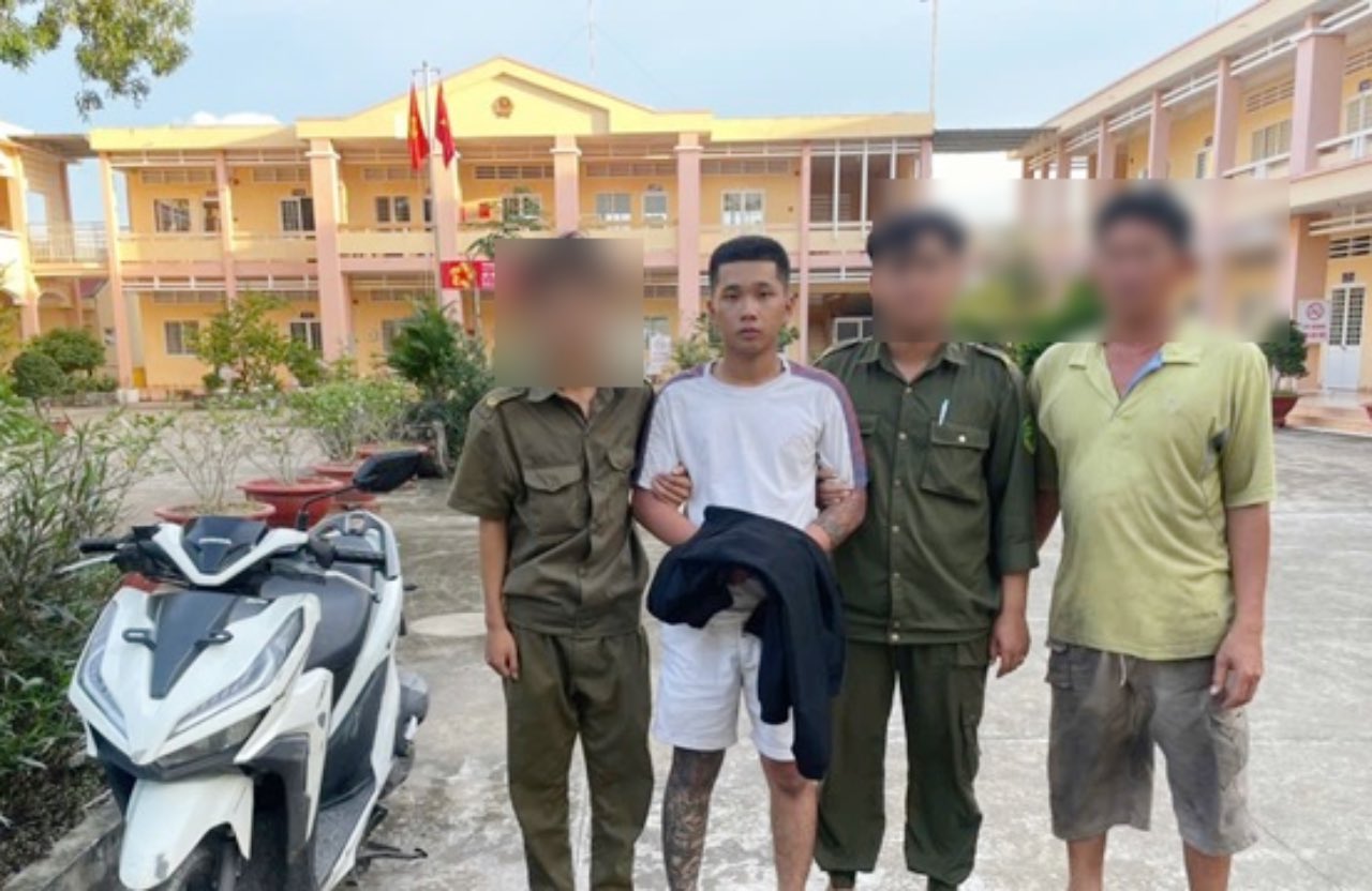 On the way to escape, the subject was arrested by My Loi commune police. Photo: Dong Thap Provincial Police