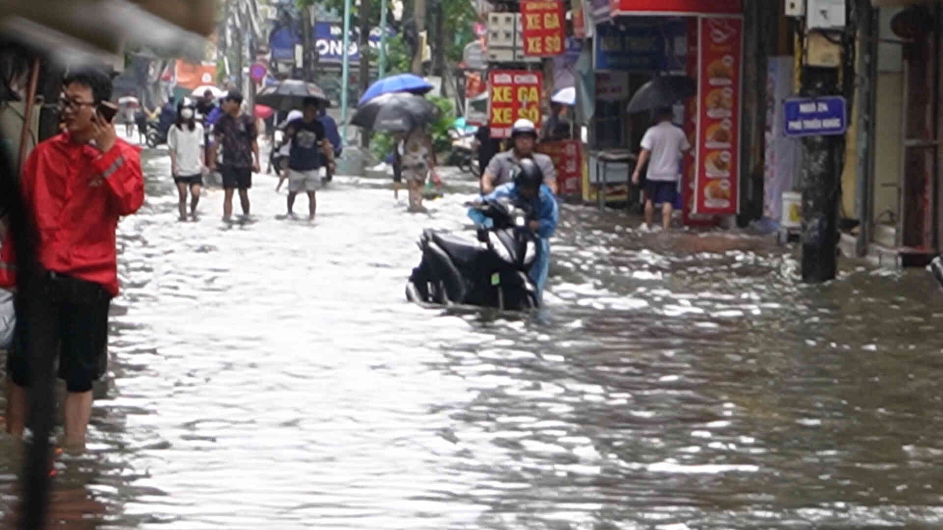 多くの通り、家屋が深刻な浸水に見舞われ、専門家が漏電による死亡の危険性を警告