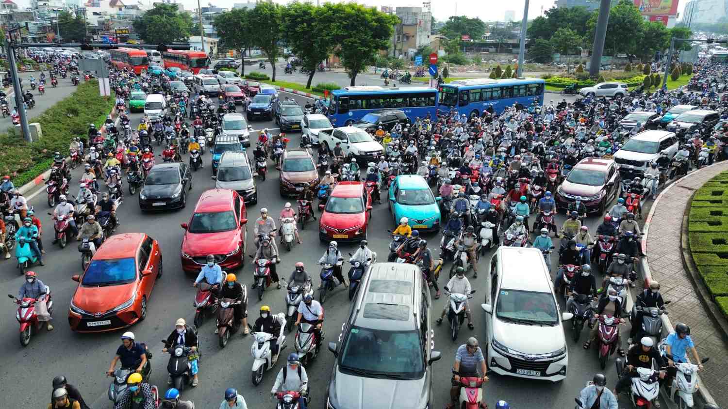 Traffic congestion in the Binh Trieu 1 and 2 bridges - the northeastern gateway to the center of Ho Chi Minh City. Photo: Anh Tu