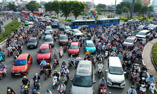 Ùn tắc giao thông tại khu vực cầu Bình Triệu 1 và 2 - cửa ngõ phía Đông Bắc ra vào trung tâm TPHCM.  Ảnh: Anh Tú