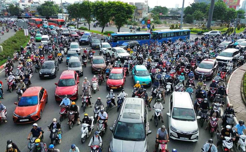 Traffic congestion in the Binh Trieu 1 and 2 bridges - the northeastern gateway to the center of Ho Chi Minh City. Photo: Anh Tu