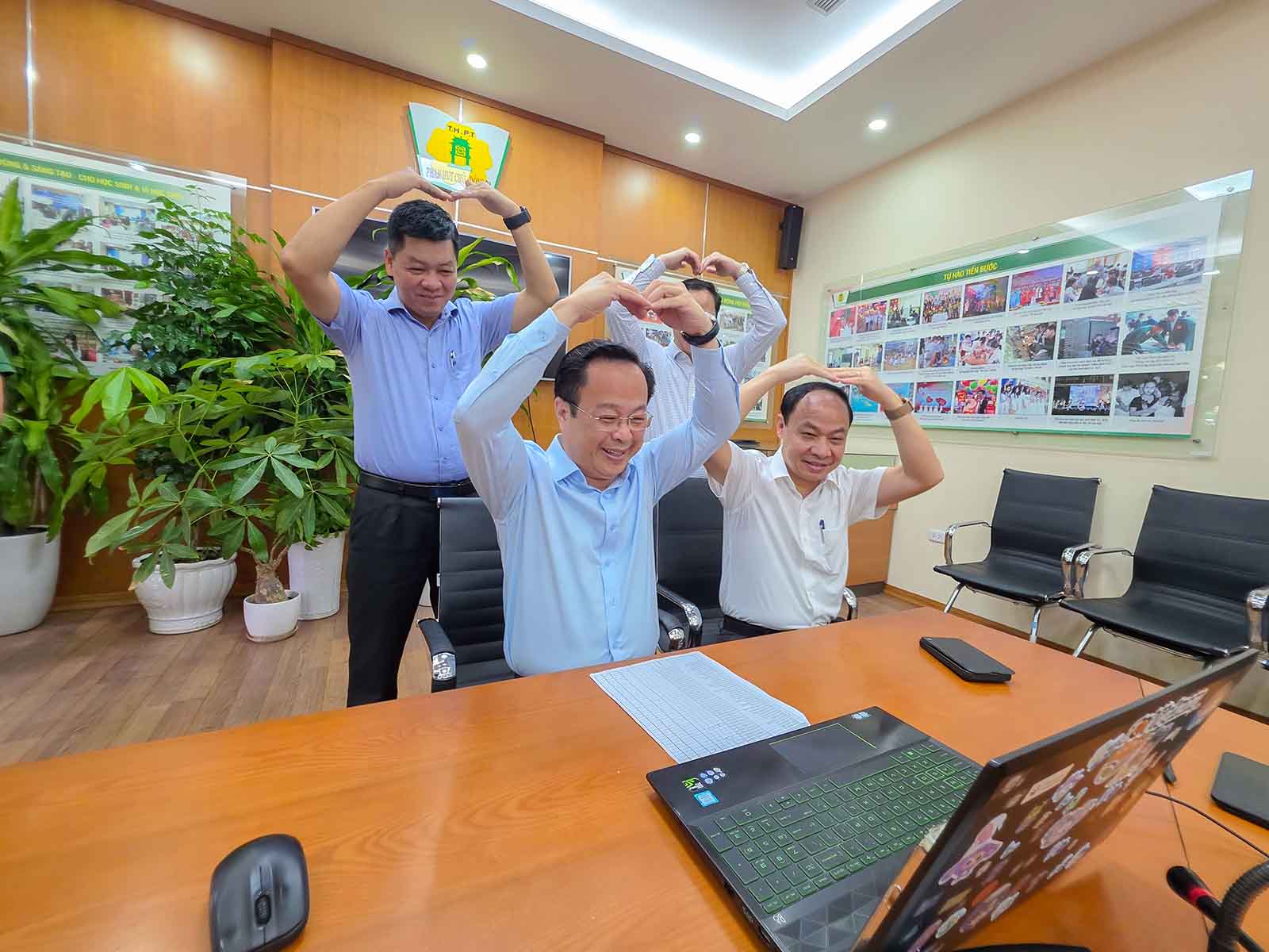 Giam doc So Giao duc va Dao tao Ha Noi “tha tim” dong vien hoc sinh hoc online, sang 7.10. Anh: Huy Thanh