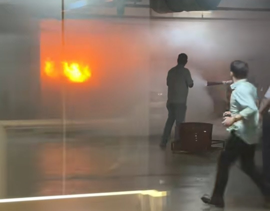 시민들이 쇼핑 센터의 지하 주차장에서 화재를 진압하기 위해 노력하고 있습니다. 사진: Thanh Tran