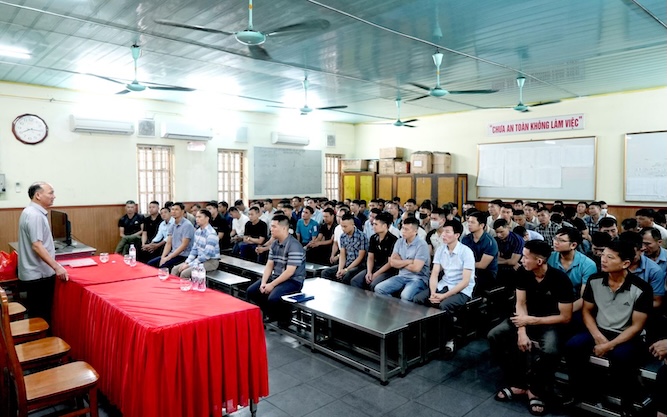 자율 안전 훈련 간부는 마오케 탄광 회사의 단위에서 안전하지 않을 위험을 평가합니다. 사진: Pham Van Cu