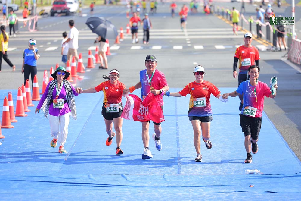 2025년 까마우 마라톤 대회 PETROVIETNAM 컵은 박리에우 동에서 개최됩니다. 사진: 조직위원회