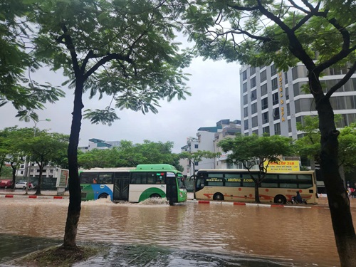 Hà Nội vẫn còn trên 15 điểm ngập úng chưa thể lưu thông. Ảnh: Minh Hạnh
