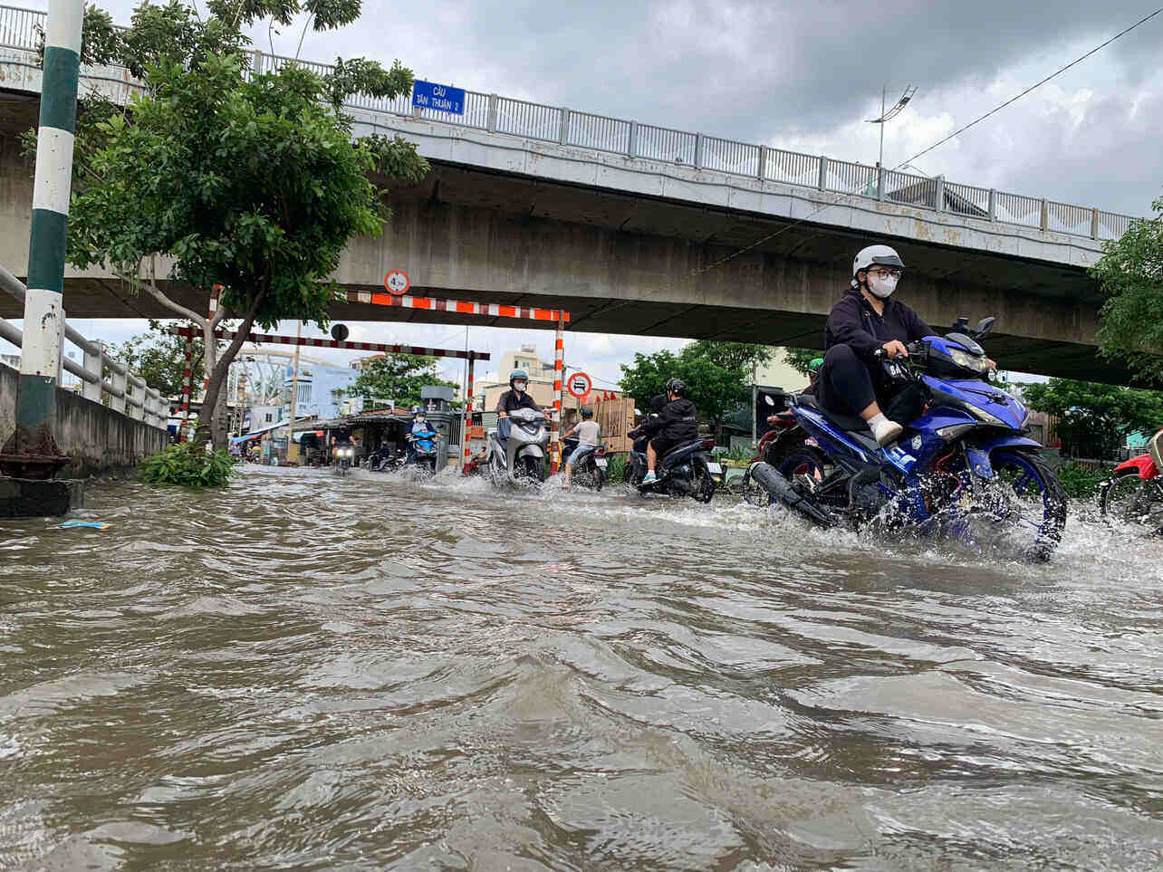 ケンテからの水がトランXuan Soan Streetに浸水し、ホーチミン市の人々は日焼けした時間でした